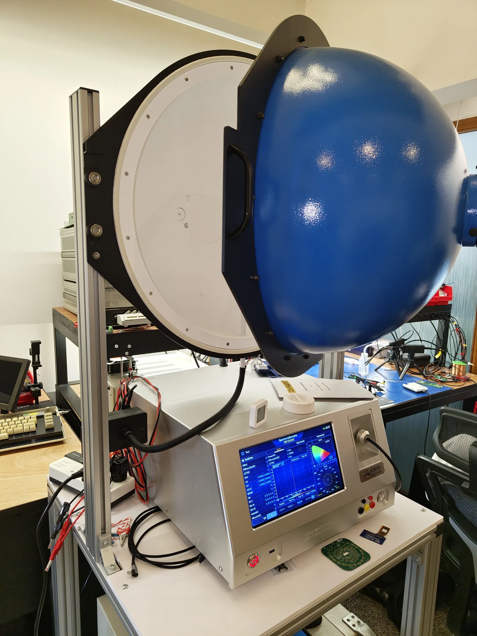Integrating sphere and HPCS 6500 spectroradiometer